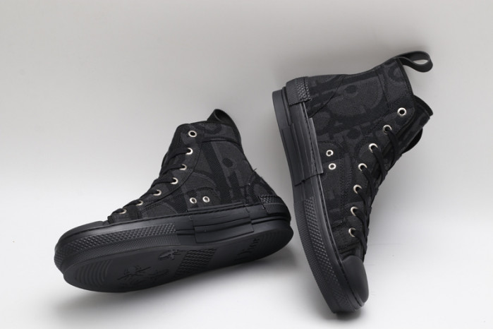 B23 Oblique Sneaker