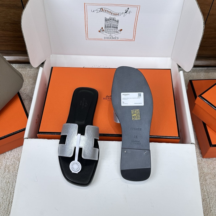 H**me5 Sandals