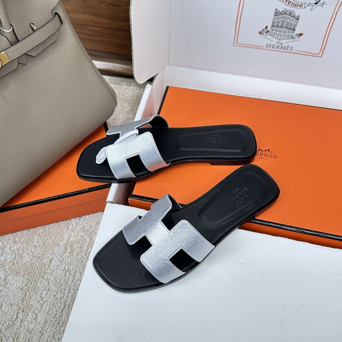 H**me5 Sandals
