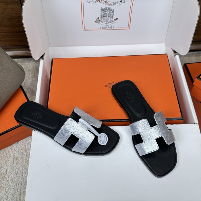 H**me5 Sandals