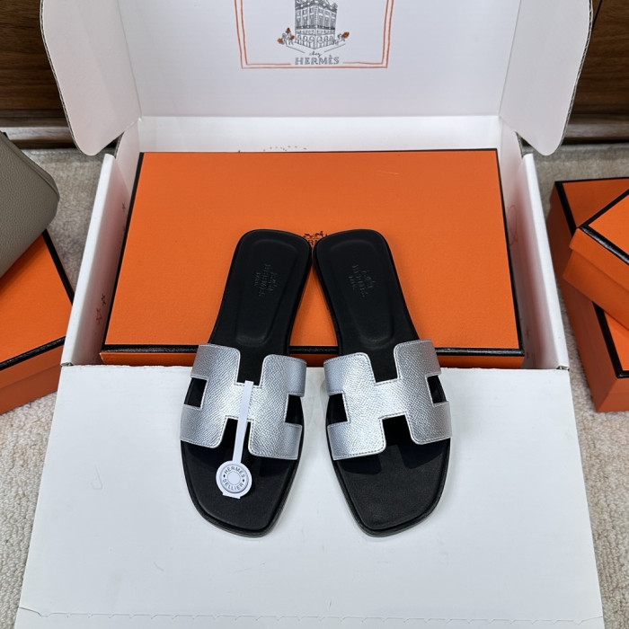 H**me5 Sandals
