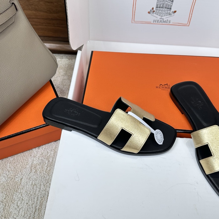 H**me5 Sandals